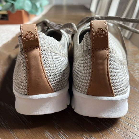 EUC Clark's Cloudsteppers Cushioned Shoe, Size 10 Tan - Picture 4 of 8